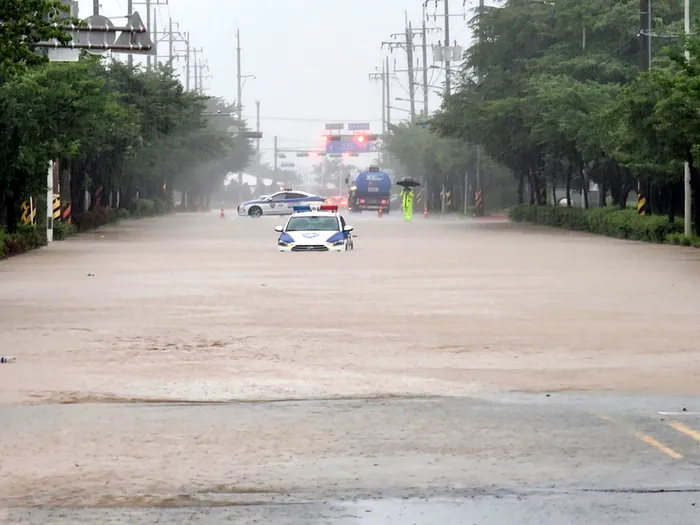 Chuvas Torrenciais E Ventos Fortes Causam Estragos Em Seul Asia On